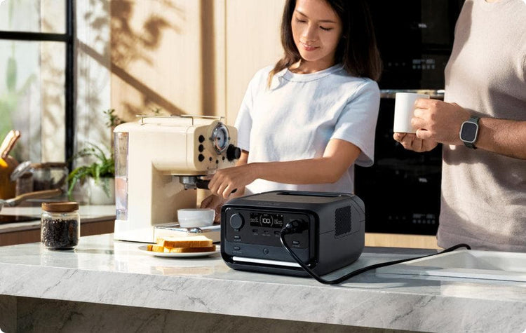 Estação de energia River 3 Plus em uso na cozinha para a preparação do café.